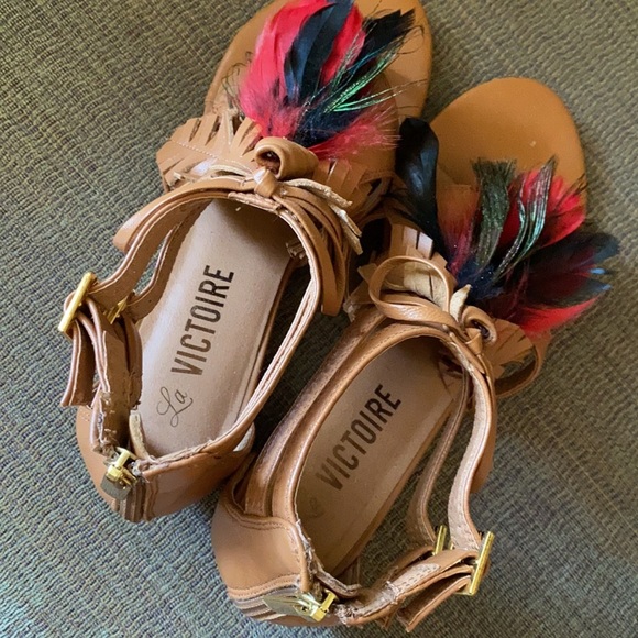 Gorgeous Boho-Chic Pour La Victoire Leather Sandals with Feathers - Picture 7 of 8
